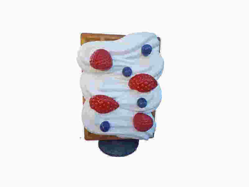 Riesige Deko Waffel mit Erdbeeren Sahne und Blaubeeren