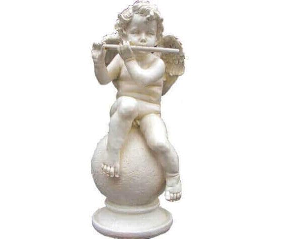 Deko Engel auf Kugel sitzend mit Flöte